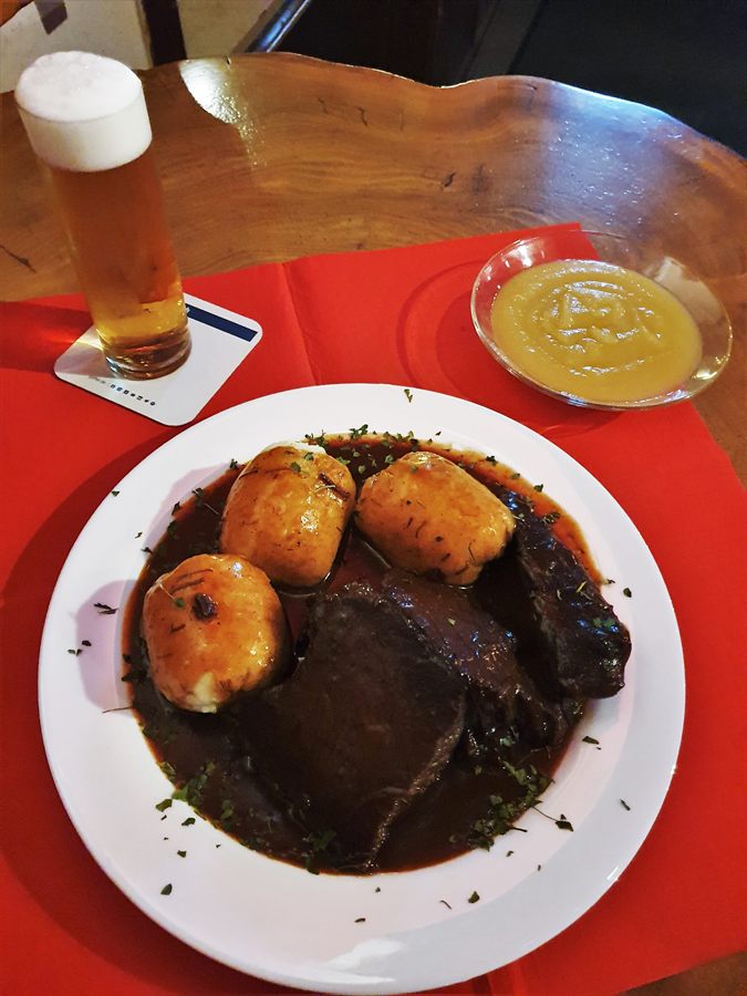 Sauerbraten vom Pferd mit Knödeln