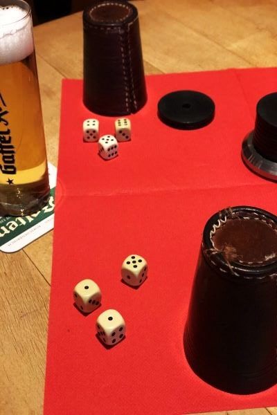 Schocken, Würfelbecher